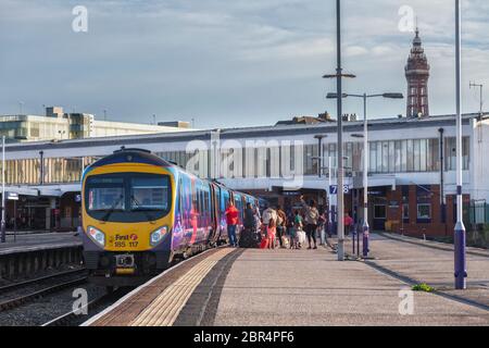 I passeggeri del treno che lasciano un treno Firstgroup Transpennine Express alla stazione ferroviaria di Blackpool North Foto Stock