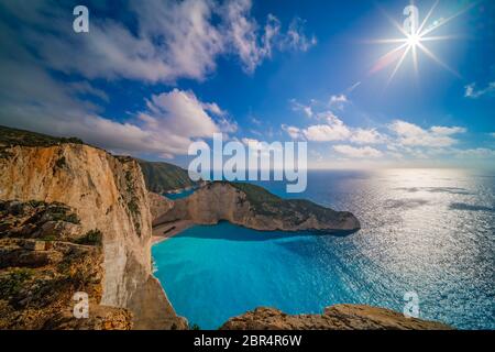 Vista del sole che splende su scogliere nel naufragio Cove in estate sull'isola di Zante, Grecia Foto Stock