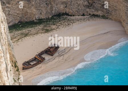 Relitto di una nave di contrabbandieri sulla spiaggia in corrispondenza del fondo della stupefacente Shipwreck Cove, Zante Island, Grecia Foto Stock
