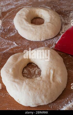 preparare bagel a sandwich fatti in casa Foto Stock