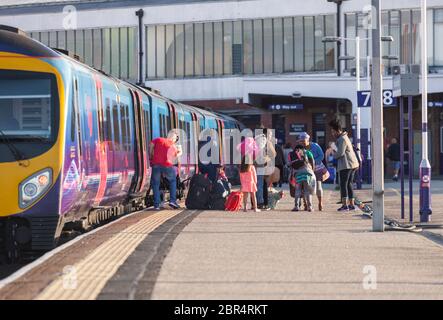 I passeggeri del treno che lasciano un treno Firstgroup Transpennine Express alla stazione ferroviaria di Blackpool North Foto Stock