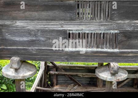 Tradizionale edificio in legno chiamato serander nel quartiere di Sürmene della provincia di Trabzon Foto Stock