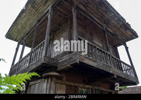 Tradizionale edificio in legno chiamato serander nel quartiere di Sürmene della provincia di Trabzon Foto Stock