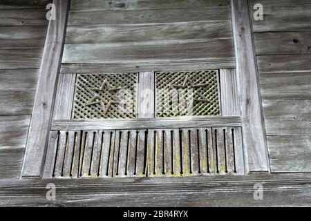 Tradizionale edificio in legno chiamato serander nel quartiere di Sürmene della provincia di Trabzon Foto Stock