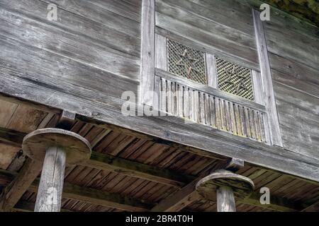 Tradizionale edificio in legno chiamato serander nel quartiere di Sürmene della provincia di Trabzon Foto Stock