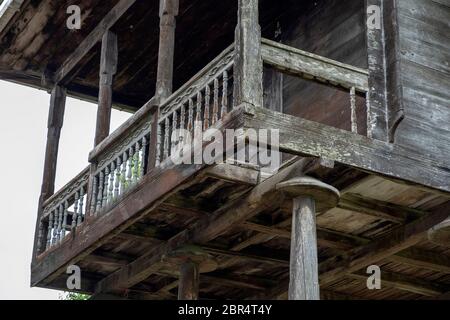 Tradizionale edificio in legno chiamato serander nel quartiere di Sürmene della provincia di Trabzon Foto Stock