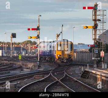 Treno sprinter classe 156 della Northern Rail in arrivo alla stazione ferroviaria di Blackpool North con i segnali meccanici di casa e di ferrovia distante Foto Stock