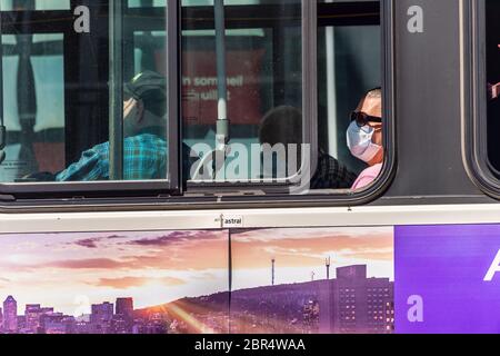 Montreal, CA - 20 maggio 2020: STM Bus passeggero con maschera facciale durante la pandemia di Covid 19 Foto Stock