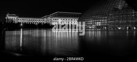 Pechino / Cina - 20 febbraio 2016: Vista panoramica del Centro Nazionale per le Arti Performative e il Congresso Nazionale del Popolo, riflettendo in un lak Foto Stock