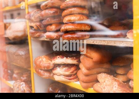 Colazione. Panetteria vecchia. Sfoggiare con dolci francesi tradizionali. Pane e panini appena sfornati sono venduti in una finestra di panetteria. Pane in vetrina in super Foto Stock