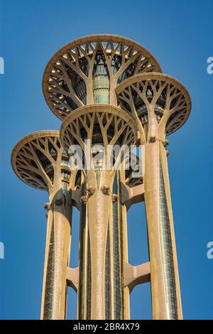 Pechino / Cina - 20 febbraio 2016: Torre di osservazione del Parco Olimpico nel Parco Olimpico nel quartiere di Chaoyang a Pechino, Cina Foto Stock