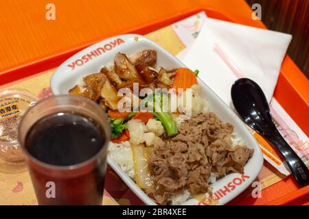 Pechino / Cina - 8 agosto 2016: Pasto fisso a Yoshinoya, la catena multinazionale giapponese di fast food di gyudon (beef Bowl) ristoranti a Pechino, Cina Foto Stock