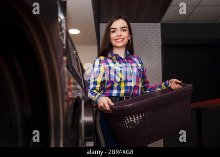 Ritratto di una ragazza con un cesto di lino in mano Foto Stock