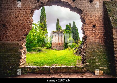 Rovine della chiesa nel Giardino della Ninfa o nel giardino della ninfa di Latina - Lazio - Italia . Foto Stock