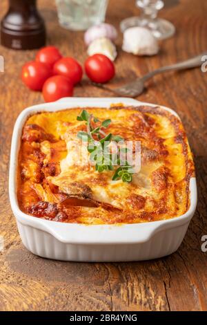 Panoramica di una lasagna cotta su legno Foto Stock