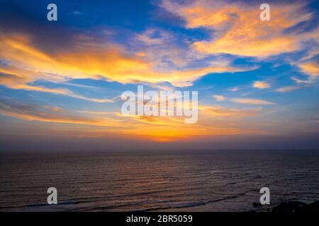 Goa, India - spettacolari viste delle nuvole dal Forte di Chapora sulla spiaggia di Vagator. Goa misura di pinta è più di spiagge e trance party. Una miscela caleidoscopica Foto Stock