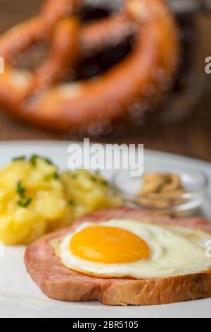 Un tipico snack bavarese il leberkaese con insalata di patate Foto Stock