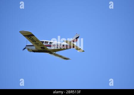 Un piccolo aereo leggero sopra Felton Common appena fuori dall'aeroporto di Bristol il 30 giugno 2018 Foto Stock