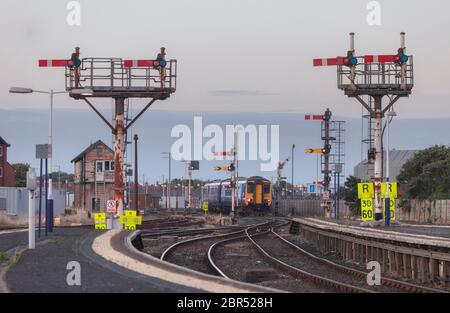 Treno sprinter classe 156 della Northern Rail in arrivo alla stazione ferroviaria di Blackpool North con i segnali meccanici di casa e di ferrovia distante Foto Stock