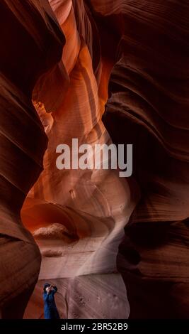 Antelope canyon turistico indossare maschera scattare foto Foto Stock