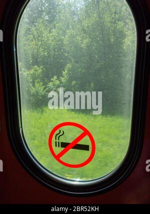 Cartello 'la moking è proibita' sulla finestra del vestibolo di un treno a lunga distanza Foto Stock