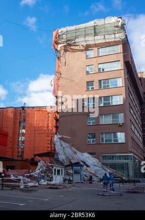 Impalcature crollate da un forte vento vicino a un edificio ricostruito a più piani nel centro della città. Foto Stock