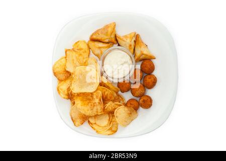 Spuntini alla birra, fritti. Salsa, funghi fritti, pollo, patatine Foto Stock