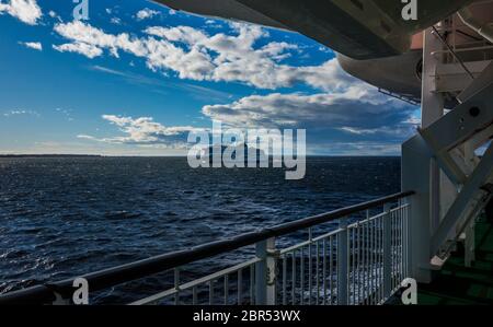 21 aprile 2019, Tallinn, Estonia. Ad alta velocità per i passeggeri e di traghetto per auto della spedizione estone Tallink riguardano Megastar nel porto di Tallinn. Foto Stock
