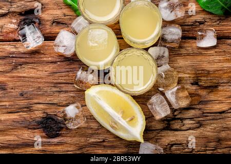 Bevanda estiva.italiano di liquore di limone limoncello e limone fresco Foto Stock