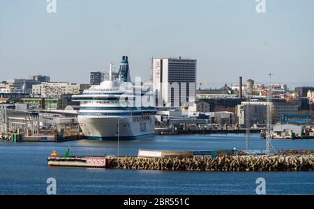 23 aprile 2019, Tallinn, Estonia. Ad alta velocità per i passeggeri e di traghetto per auto della spedizione estone preoccupazione Tallink Silja Europa nel porto di Tallinn. Foto Stock