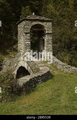 Ponte medievale Ponte del Diavolo , Ponte dell'Inferno , Lanzo, sul fiume Stura, Piemonte, Italia Foto Stock