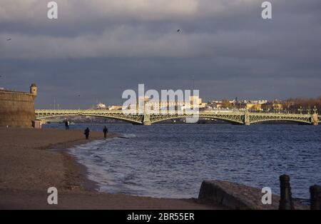 Ponte della Trinità e il fiume Neva a San Pietroburgo. Foto Stock