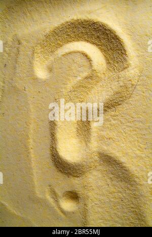 Punto interrogativo firma scritta a mano in giallo sabbia spiaggia Foto Stock