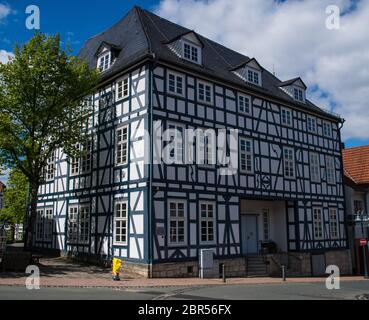 Biblioteca della città della città tedesca Korbach con cielo molto nuvoloso Foto Stock