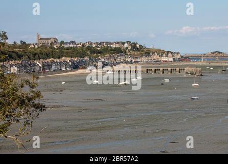 Barche sulla terra asciutta in spiaggia con la bassa marea a Cancale ostriche famose città di produzione, Bretagna, Francia, Foto Stock