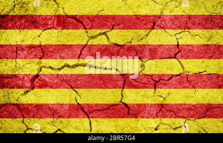 Bandiera della Catalogna, comunità autonoma in Spagna, sulla terra arida terra sfondo texture Foto Stock