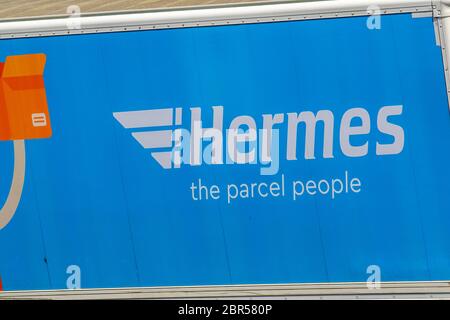 Hermes inviare, ricevere, restituire pacchi box furgone; camion consegna trasporto, camion, trasporto, camion, Cargo carrier, corriere, industria europea dei trasporti commerciali, M6 autostrade britanniche a Manchester. Foto Stock