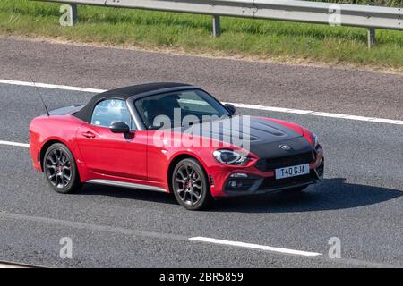 2017 rosso nero Abarth 124 Spider Multiair Auto; veicoli veicolari in movimento, veicoli in movimento su strade del Regno Unito, motori, motori sull'autostrada M6 Foto Stock