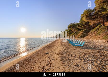 Sunrise in Kriopigi beach. Kassandra di Halkidiki penisola, Grecia Foto Stock