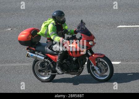 Triumph Tiger 955i; motociclista; due ruote di trasporto, moto, veicolo, strade, moto, motociclisti di alto-vis che guidano sull'autostrada M6 Chorley, Regno Unito Foto Stock