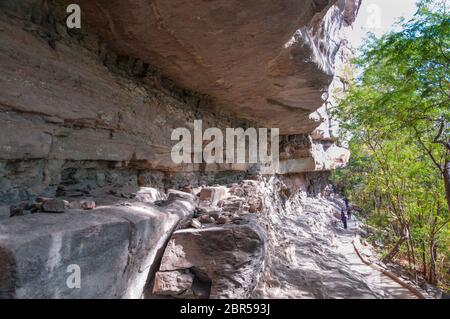 Passerella accanto alla scogliera di pietra naturale al parco nazionale di Pha taem, provincia di Ubon Ratchathani, Thailandia. Foto Stock