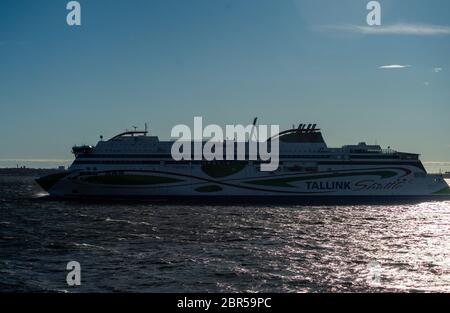 21 aprile 2019, Tallinn, Estonia. Ad alta velocità per i passeggeri e di traghetto per auto della spedizione estone Tallink riguardano Megastar nel porto di Tallinn. Foto Stock