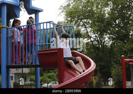 Ankara, Turchia. 20 Maggio 2020. I bambini si divertono in un parco giochi ad Ankara, Turchia, il 20 maggio 2020. Mercoledì il Ministro della Sanità turco Fahrettin Koca ha riferito 972 nuovi casi COVID-19 e 23 ulteriori morti nel paese. Credit: Mustafa Kaya/Xinhua/Alamy Live News Foto Stock