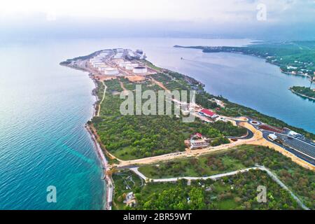 Terminale GNL sull'isola di Krk vista aerea, energia porta in Croazia Foto Stock