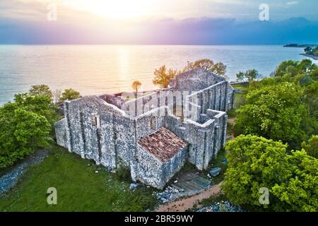 Isola di Krk Fulfinum Mirine basilica rovine vicino a Omišalj vista aerea al tramonto, il Quarnero della Croazia Foto Stock