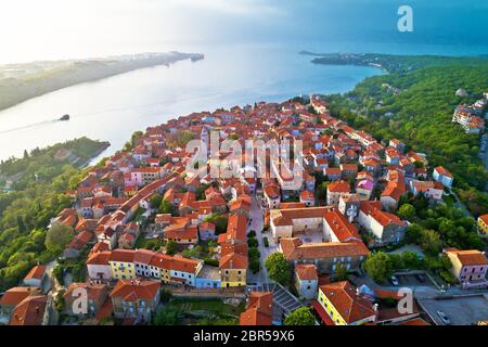 Città di Omisalj sull'isola di Krk vista aerea, il Quarnero della Croazia Foto Stock