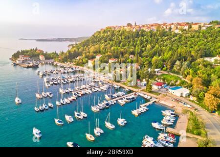 Città di Omisalj sull'isola di Krk antenna, panorama sul golfo del Quarnero della Croazia Foto Stock