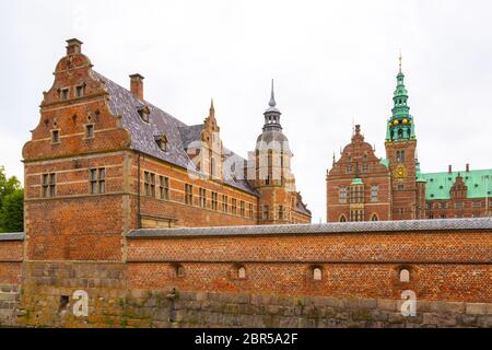 Facciata del palazzo reale Frederiksborg slot in stile rinascimentale olandese a Hillerod. Fu costruito come residenza reale per il Re Cristiano IV ed è n. Foto Stock