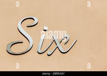 Numero sei segno metallo decorazione piastra nero e bianco. Foto Stock