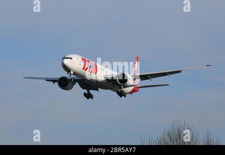 Boeing 777-300 atterra all'aeroporto di Heathrow nel Regno Unito. Foto Stock